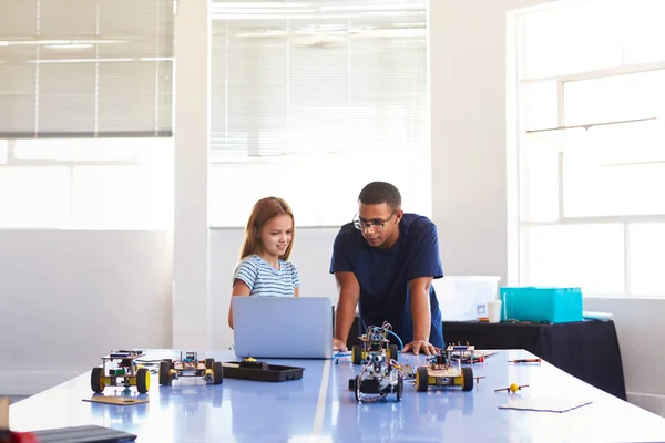 Studente Femminile Con Insegnante Che Costruisce Veicolo Del Robot Dentro — Foto Stock