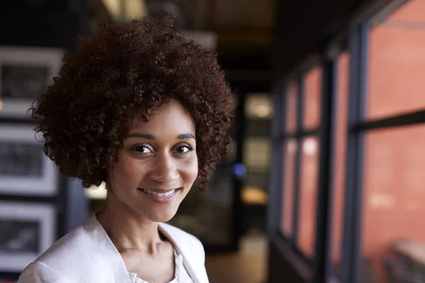 Millennial Schwarze Geschäftsfrau Lächelt Die Kamera Fenster Einem Büro Nahaufnahme — Stockfoto