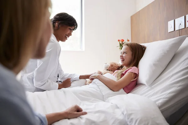 病院病棟のベッドに横たわる母と娘を訪ねる女性医師 — ストック写真
