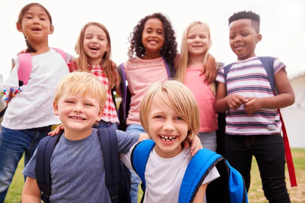 Porträt Aufgeregter Grundschüler Der Pause Auf Dem Spielfeld — Stockfoto