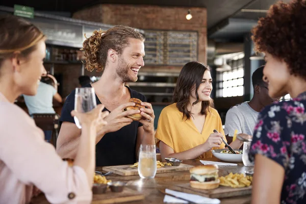 Gruppe Junger Freunde Trifft Sich Getränken Und Essen Restaurant — Stockfoto