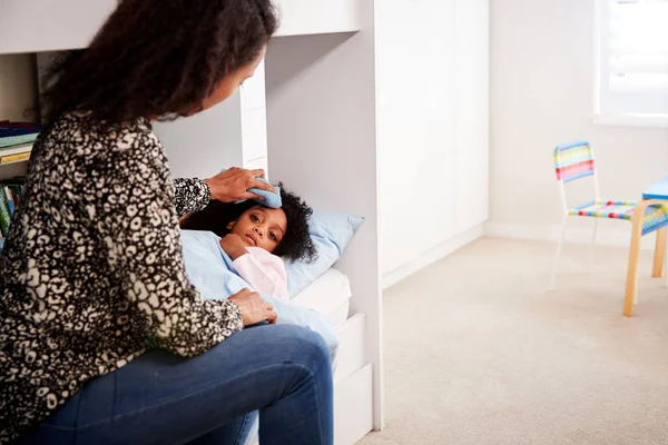 Mamma Vårdar Sjuka Dotter Sjuk Sängen Med Temperatur — Stockfoto