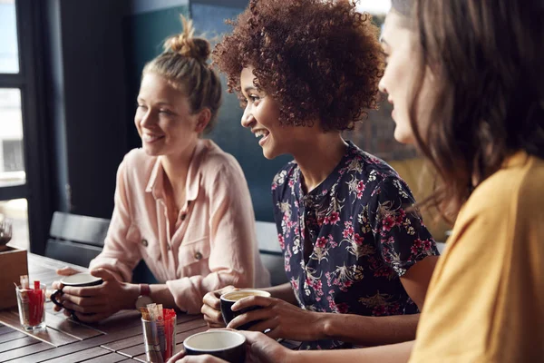 Tre Unga Kvinnliga Vänner Möte Sitta Bordet Kaféet Och Prata — Stockfoto