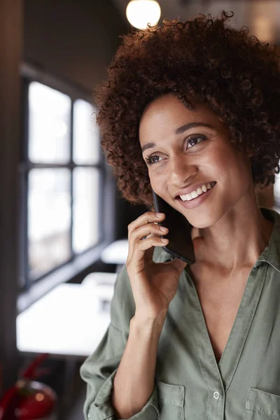 Bin Yıllık Siyah Kadın Yaratıcı Akıllı Telefon Kullanarak Bir Ofiste — Stok fotoğraf