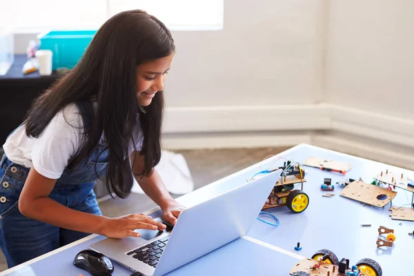 Construindo Programando Veículo Robô Estudante Fêmea Após Classe Codificação Computador — Fotografia de Stock