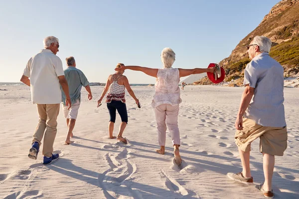 Rückansicht Von Senioren Freunden Die Sommerurlaub Sandstrand Spazieren Gehen — Stockfoto