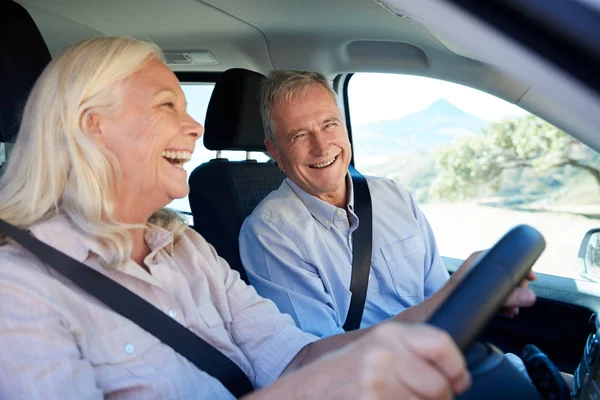 Senior Mulher Branca Seu Marido Dirigindo Seu Carro Rindo Juntos — Fotografia de Stock