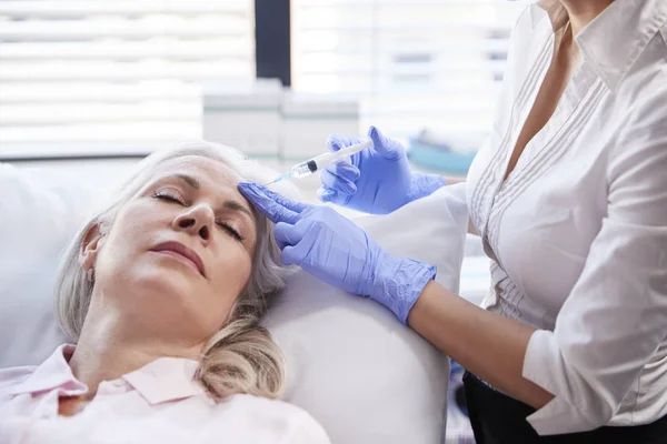 Kosmetyczka Dając Dojrzałe Kobieta Pacjent Botox Wtrysku Czole — Zdjęcie stockowe