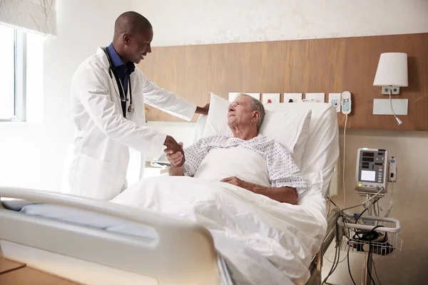 Doktor Třesoucí Ruce Starším Mužským Pacientem Nemocničním Lůžku Geriatrické Jednotce — Stock fotografie