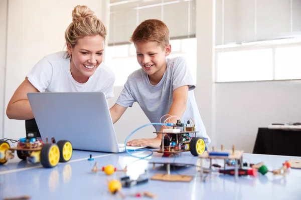 Studente Maschio Con Insegnante Costruzione Del Veicolo Robot Dopo Classe — Foto Stock