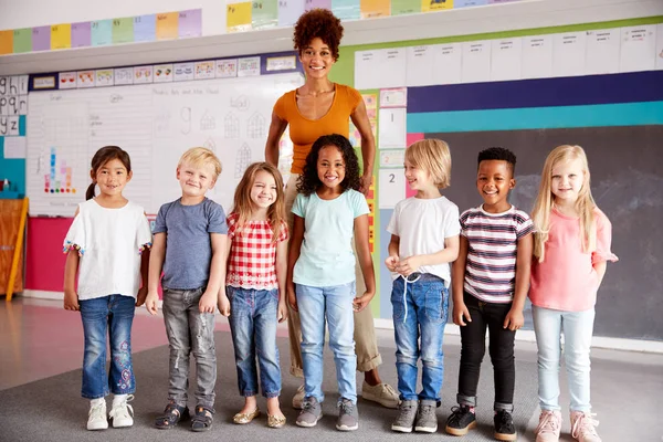 Porträtt Grundskoleelever Som Står Klassrummet Med Kvinnlig Lärare — Stockfoto