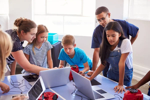 Skupina Studentů Počítači Škole Kódování Vyučování Programového Robota Vozidlo — Stock fotografie