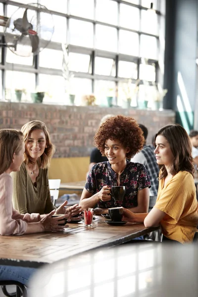 Vier Jonge Vrouwelijke Vrienden Vergadering Zitten Aan Tafel Coffee Shop — Stockfoto