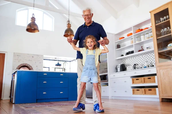 Kleindochter Spelen Spel Lopen Grootvader Voeten Thuis — Stockfoto