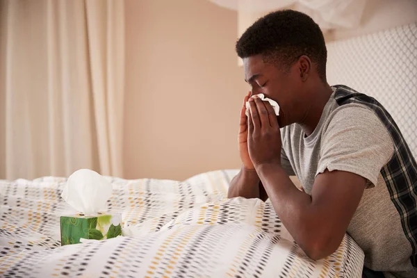 Millennial Afrikanisch Amerikanischer Mann Sitzt Oben Bett Und Bläst Nase — Stockfoto