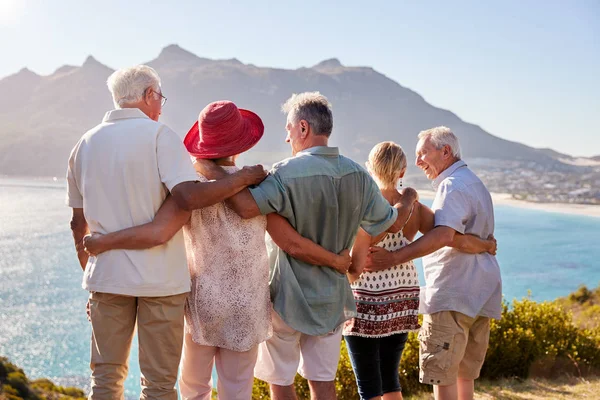 Achteruitkijk Van Senior Vrienden Die Toeristische Bezienswaardigheid Bezoeken Groepsvakantie Staande — Stockfoto