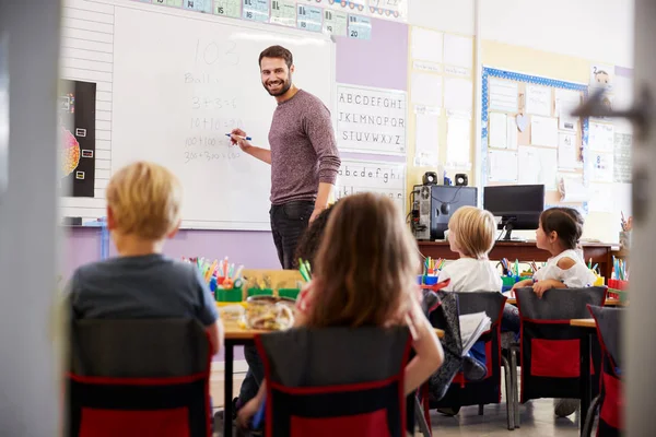 Férfi Tanár Állandó Faliújságon Tanítási Matematika Lecke Általános Tanulók Iskolai — Stock Fotó