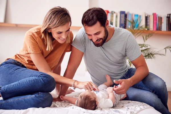 Liefdevolle Ouders Met Pasgeboren Baby Liggend Bed Thuis Loft Appartement — Stockfoto