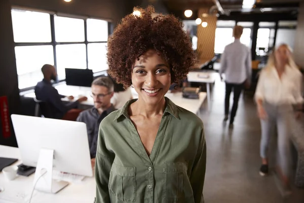Millennial Black Female Creative Standing Busy Casual Office Lächelt Die — Stockfoto