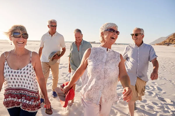 Grupa Starszy Przyjaciele Chodzenie Piaszczysta Plaża Lato Grupa Wakacje — Zdjęcie stockowe