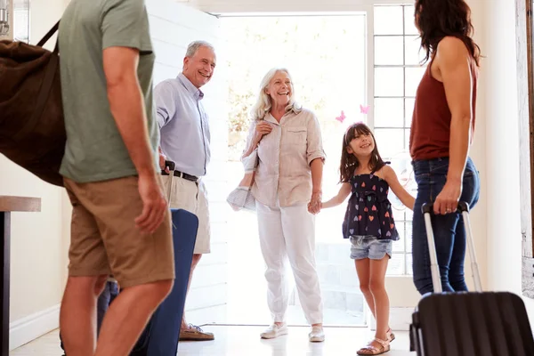 休日に行くために家を出る準備をしている玄関の3世代の白人家族 クローズアップ — ストック写真
