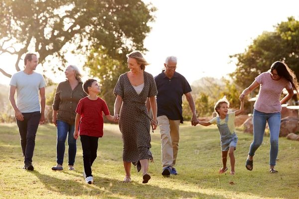Multi Generatie Familie Wandelen Het Platteland Tegen Flaring Zonlicht — Stockfoto