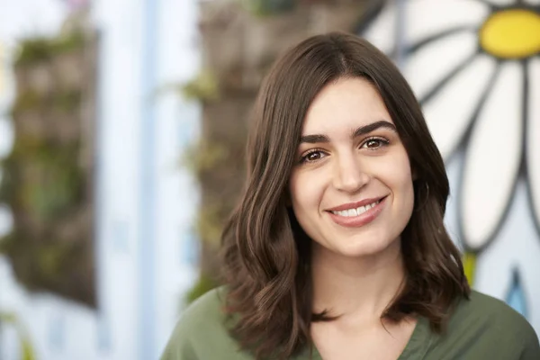 Tête Épaules Extérieures Portrait Jeune Femme Souriante — Photo