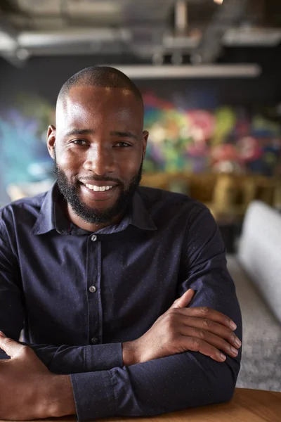 Mid Adult Black Man Creatief Zitten Aan Een Tafel Een — Stockfoto