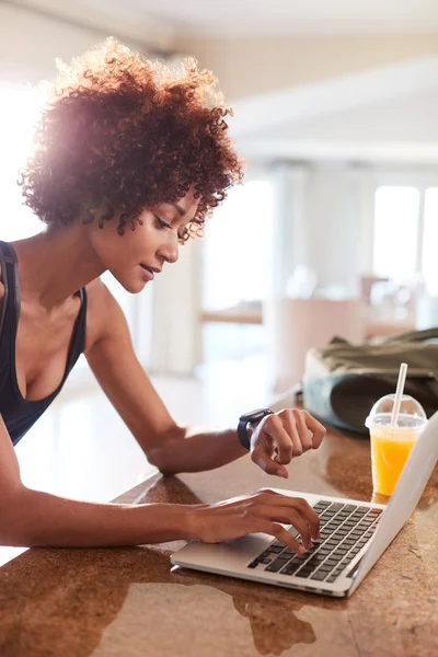 Millennial Africano Americano Mulher Verificando Aplicativo Fitness Relógio Laptop Após — Fotografia de Stock