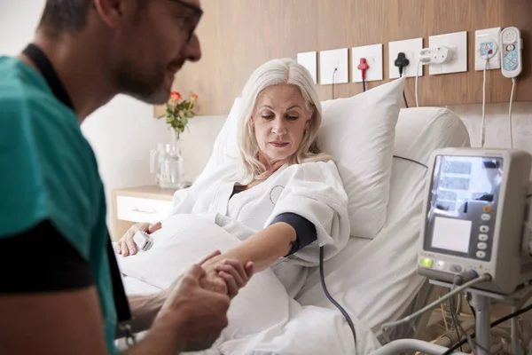 Pacientka Bere Zralé Ženské Krevní Tlak Nemocničním Lůžku Automatizovaným Strojem — Stock fotografie