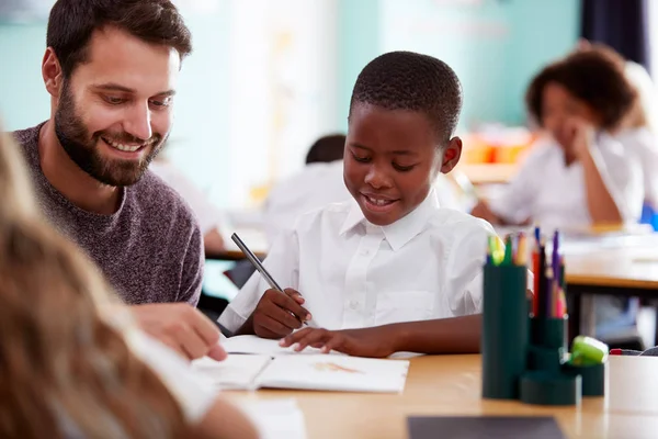 Grundskola Lärare Ger Manliga Eleven Bär Uniform Till Ett Stöd — Stockfoto