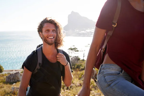 Ung Vuxen Vit Man Vandring Med Vänner Landsbygden Vid Kusten — Stockfoto