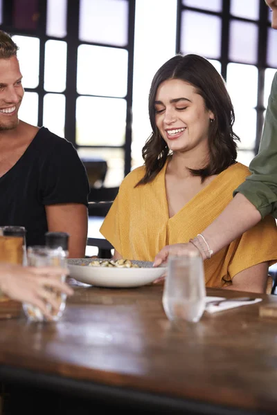 Garçonete Servindo Reunião Casal Para Bebidas Alimentos Restaurante — Fotografia de Stock