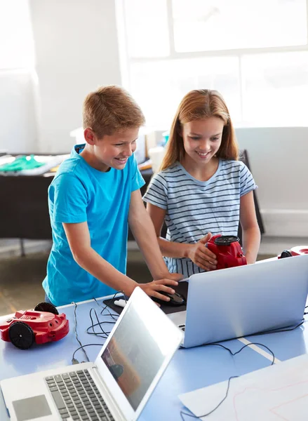 Dois Estudantes Após Escola Aprendizagem Classe Codificação Computador Para Programar — Fotografia de Stock