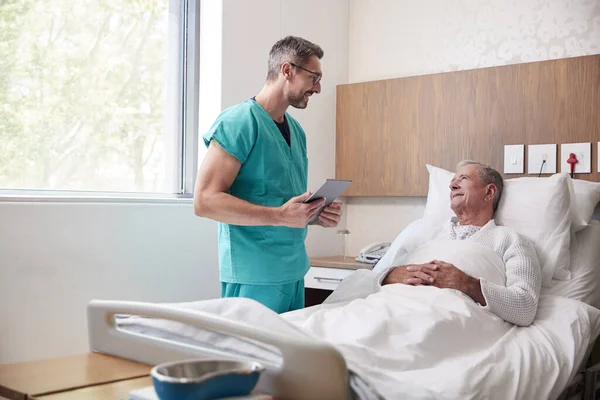 Chirurg Met Digitale Tablet Een Bezoek Aan Senior Mannelijke Patiënt — Stockfoto