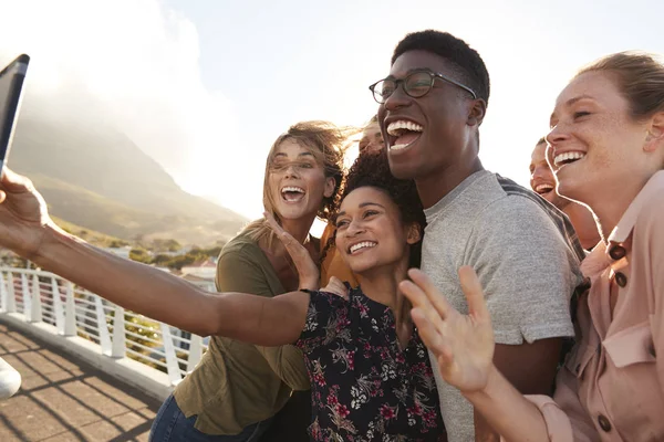 Lächelnde Junge Freunde Posieren Gemeinsam Für Selfie Auf Fußgängerbrücke — Stockfoto