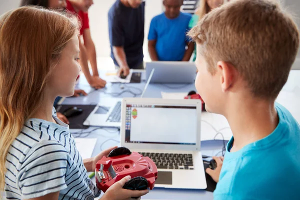 Grupo Estudiantes Clase Codificación Computadora Después Escuela Aprendiendo Programar Vehículo — Foto de Stock