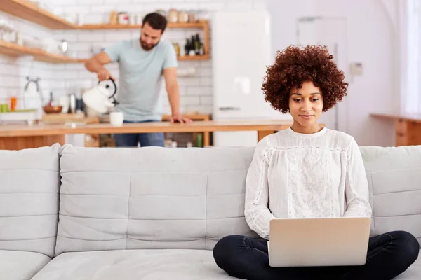 Frau Entspannt Hause Auf Sofa Sitzend Mit Laptop Computer Mit — Stockfoto