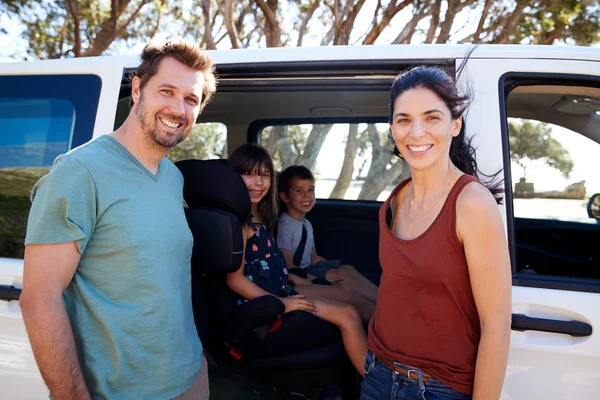 Mid Adult White Parents Standing Car Two Young Kids Smiling — Stock Photo, Image