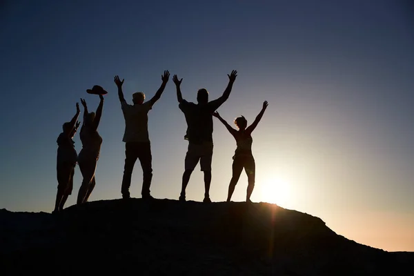 Silhouette Amici Anziani Piedi Rocce Dal Mare Vacanza Tramonto Con — Foto Stock