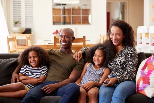 Família Sentada Sofá Casa Assistindo Filme Juntos — Fotografia de Stock