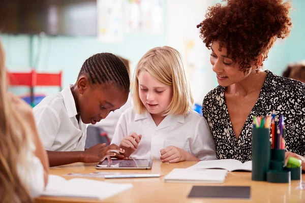 Professora Com Duas Alunas Escola Primária Vestindo Uniforme Usando Tablet — Fotografia de Stock