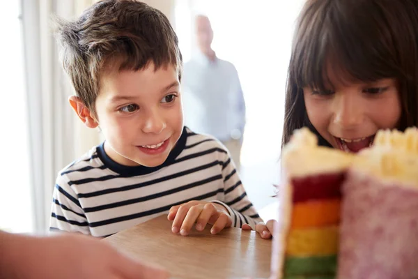 Jeunes Frères Sœurs Regardant Gâteau Anniversaire Tranches Colorées Sur Une — Photo