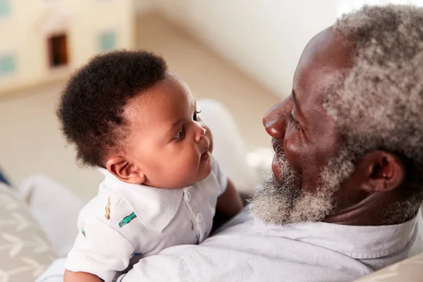 Orgoglioso Nonno Coccole Bambino Nipote Vivaio Casa — Foto Stock