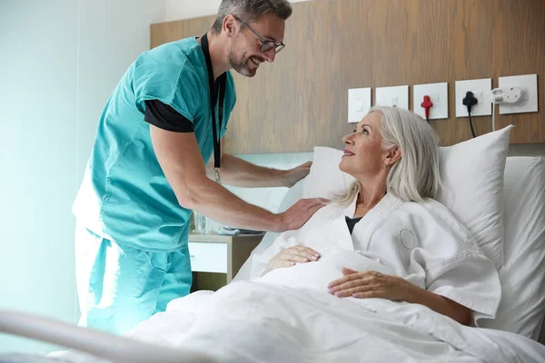 Chirurgo Visita Parlare Con Maturo Paziente Femminile Ospedale Letto — Foto Stock