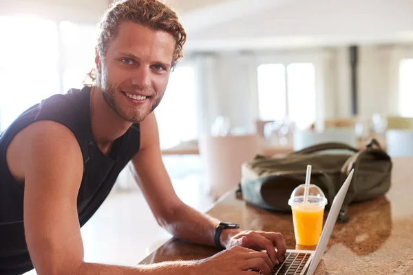 千禧年白人男子检查健身应用程序在家里的笔记本电脑锻炼后 微笑的相机 — 图库照片