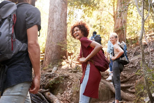 Millennials Trekking Sentiero Forestale Voltandosi Guardare Indietro Gli Amici Tre — Foto Stock