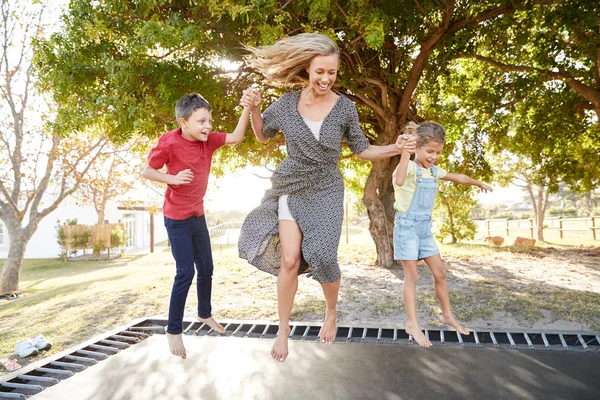 Madre Che Gioca Con Bambini Sul Trampolino All Aperto Giardino — Foto Stock