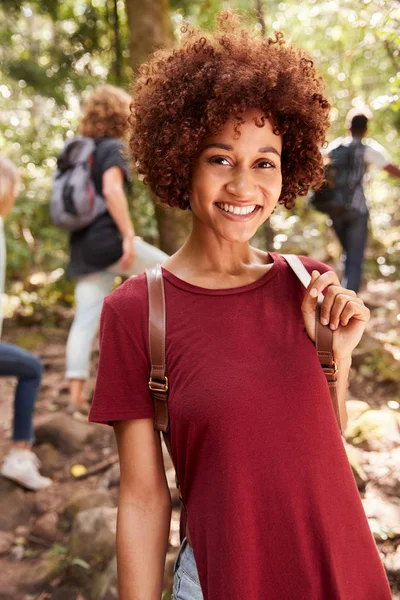 Sonriendo Milenaria Mujer Afroamericana Senderismo Bosque Cintura Para Arriba Cerca — Foto de Stock