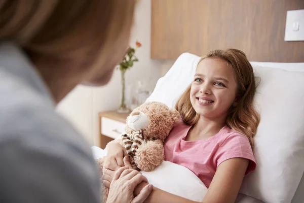 Madre Visita Figlia Sdraiato Nel Letto Nel Reparto Ospedaliero — Foto Stock